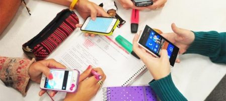 “Evitar que los niños usen celulares en clase es aislar todavía más la escuela de la sociedad”